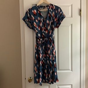 Lightweight dress with tie
